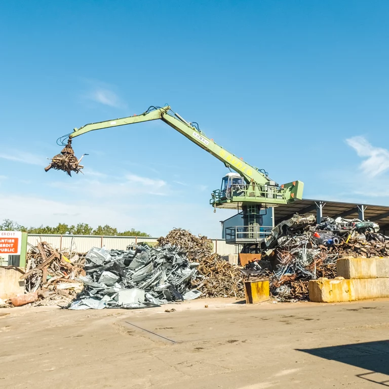 Tri des métaux dans un centre de recyclage