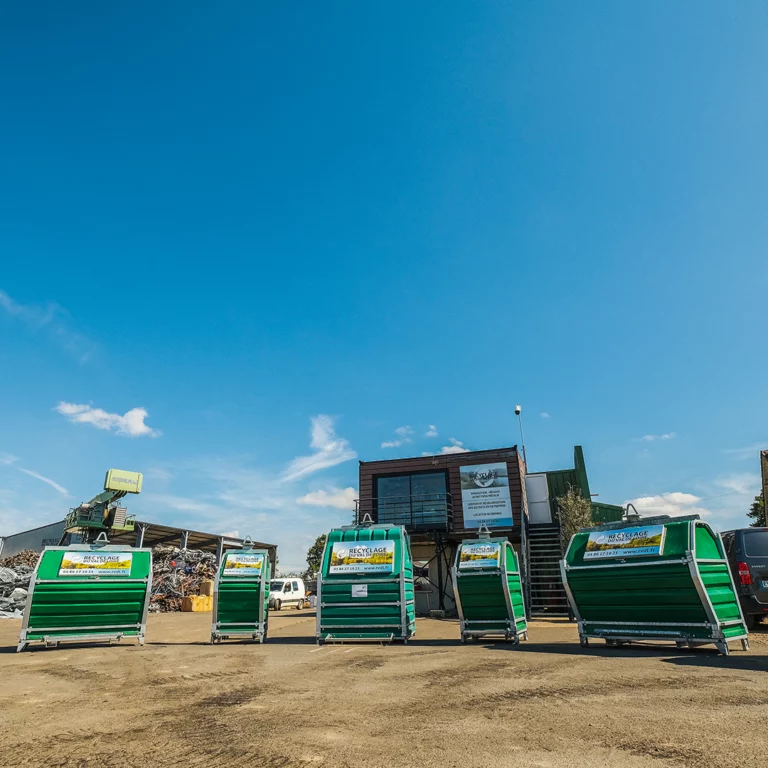 Bennes de recyclage sur le site RVDL