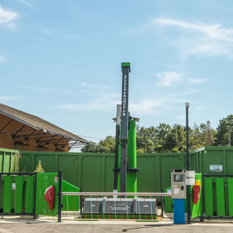 Presse à déchets et bennes de tri