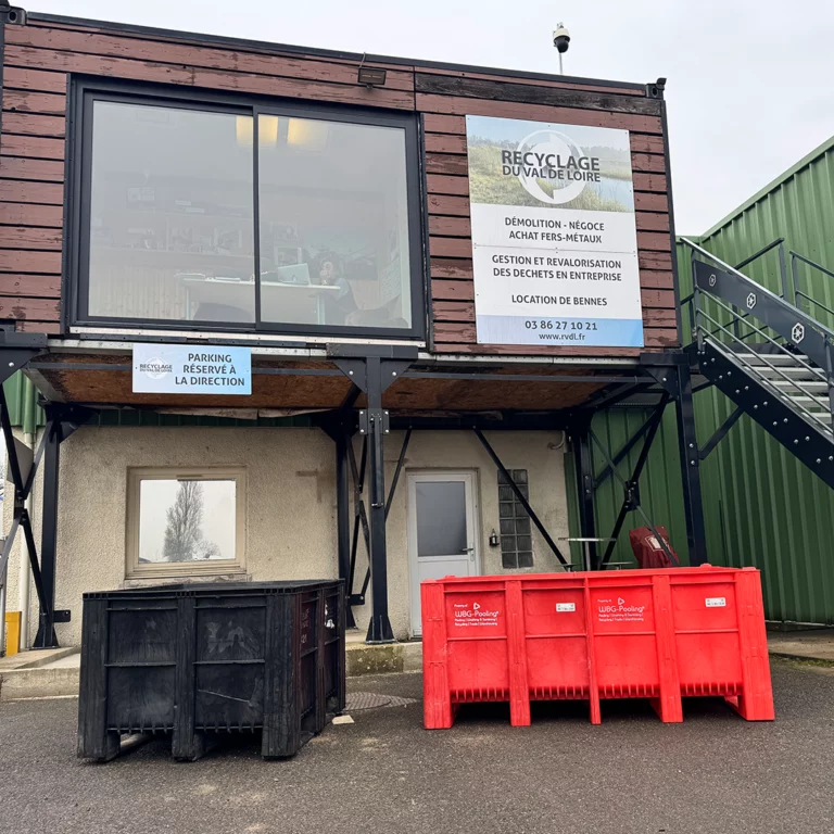 Bâtiment RVDL avec bureau en hauteur et bacs de collecte en premier plan