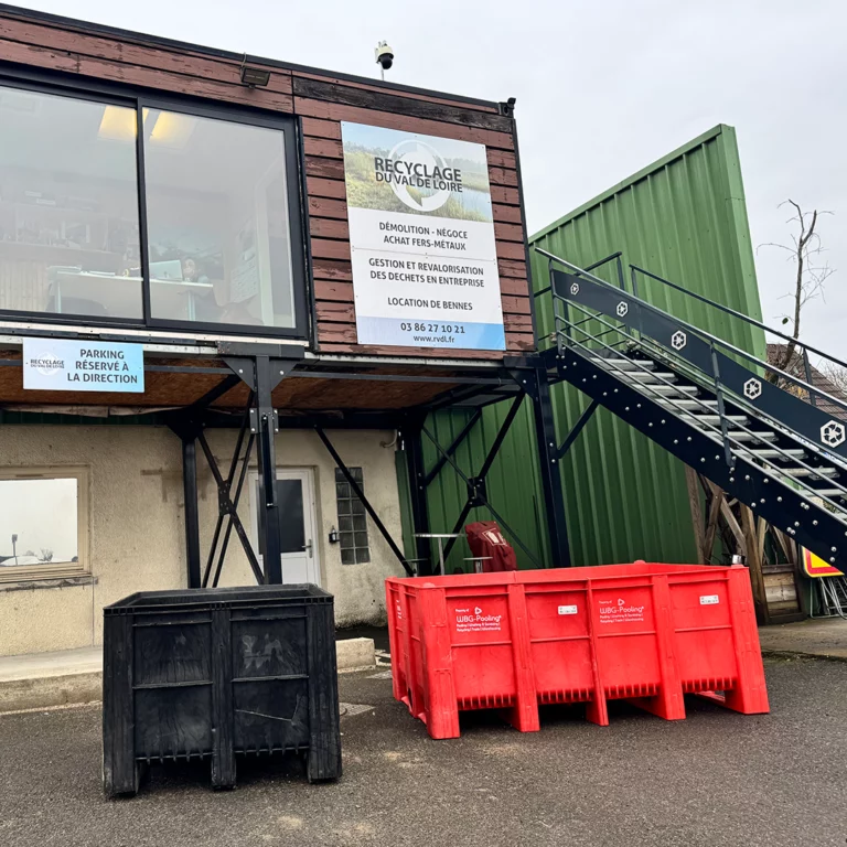 Bacs rouges et noirs alignés devant le bâtiment RVDL