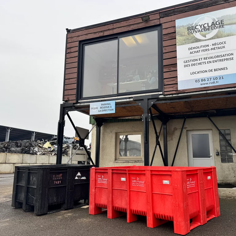 Gros plan sur un bac noir de collecte des déchets avec numéro de série