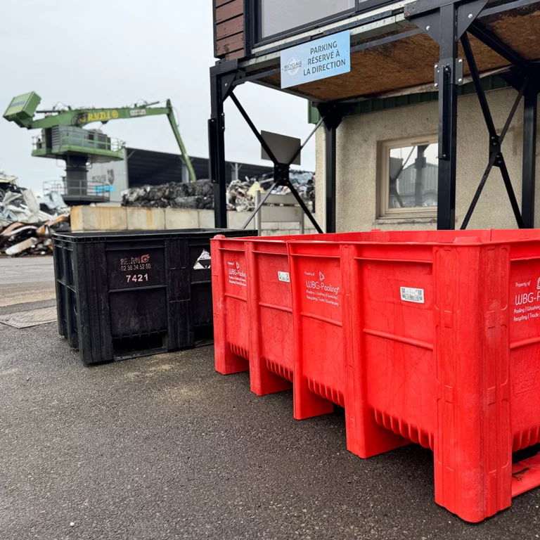Bâtiment principal de RVDL avec des bacs de collecte des déchets en premier plan