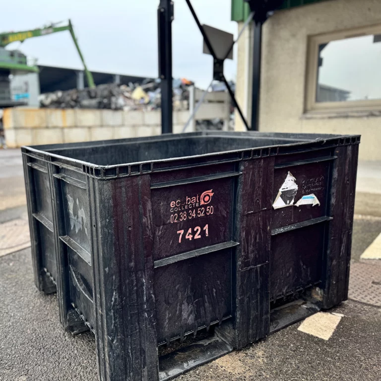Bacs noirs et rouges utilisés pour la collecte des déchets chez RVDL